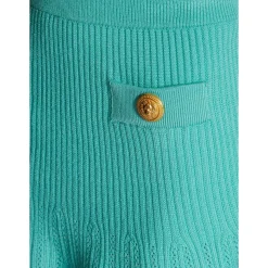 Ausgestelltes Strickkleid