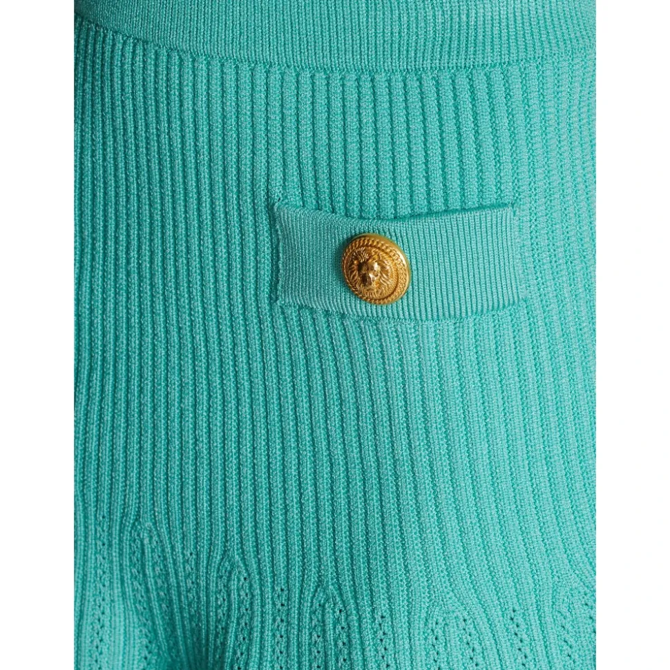 Ausgestelltes Strickkleid
