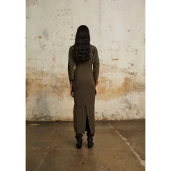 Bawa, figurbetontes braunes Kleid