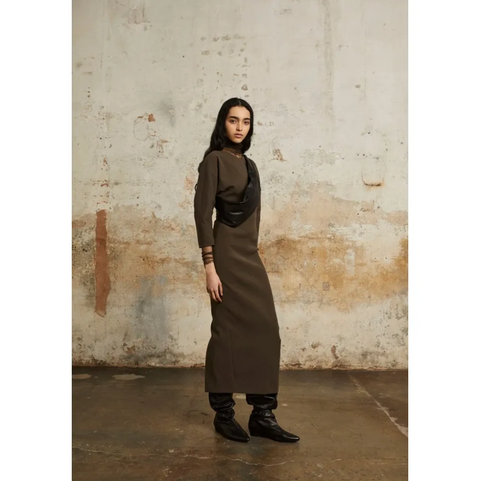 Bawa, figurbetontes braunes Kleid