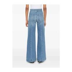 Blaue Jeans mit Knöpfen vorne