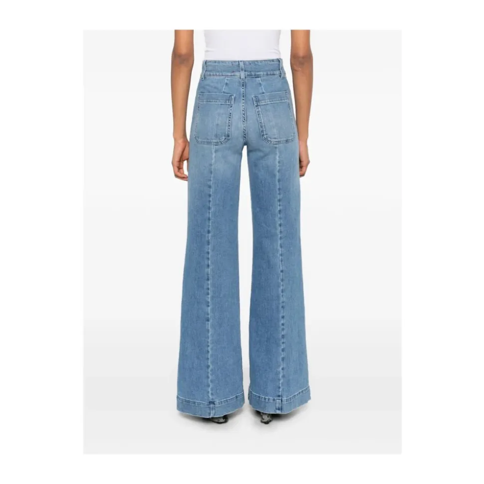 Blaue Jeans mit Knöpfen vorne