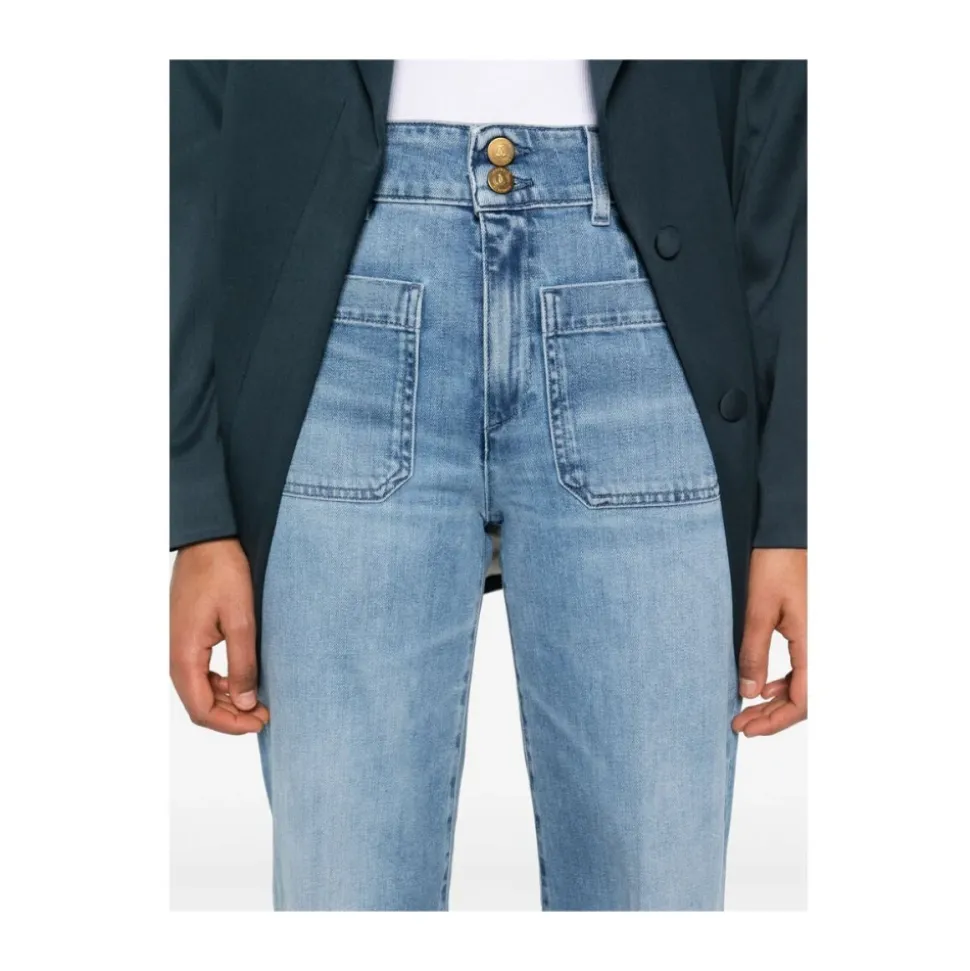 Blaue Jeans mit Knöpfen vorne