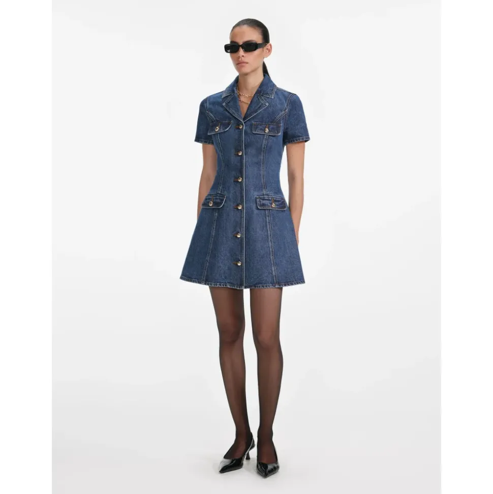 Blaues Kleid mit Knöpfen und Taschen