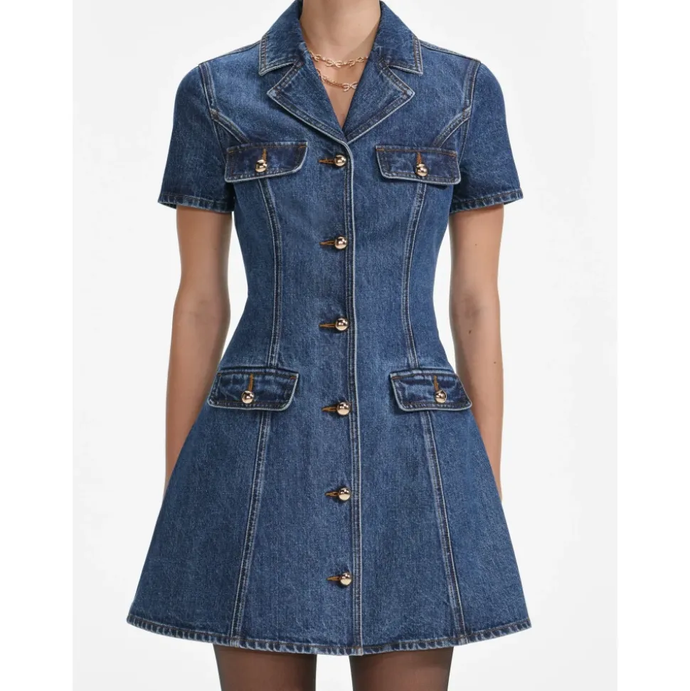 Blaues Kleid mit Knöpfen und Taschen