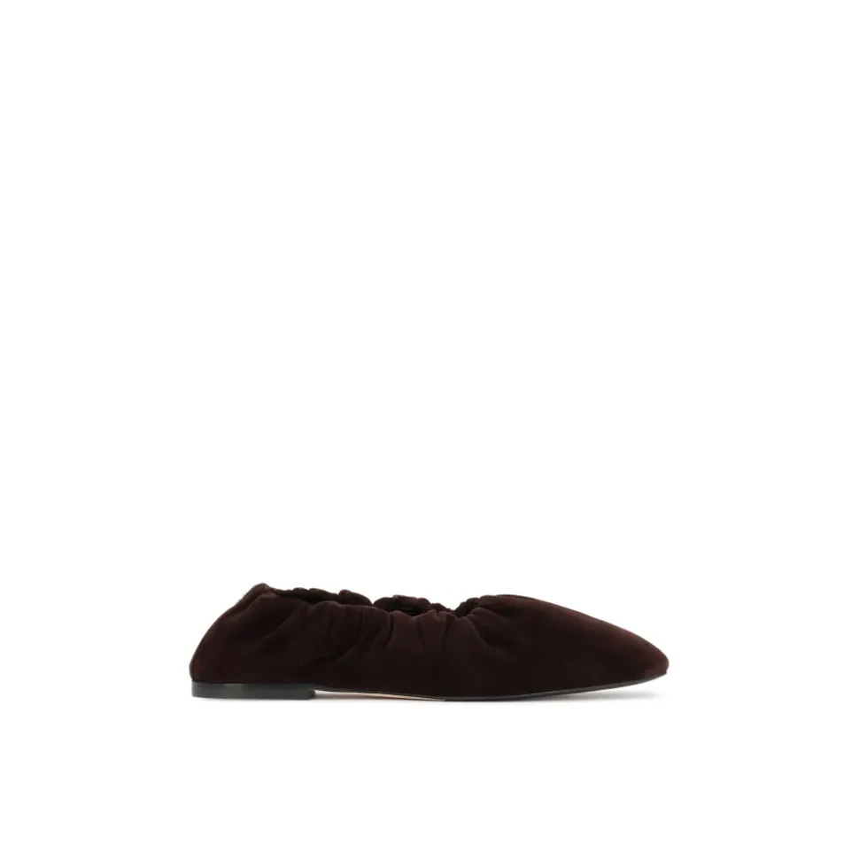 Braune Wildlederballerinas mit elastischem Band und silbernem Monogramm