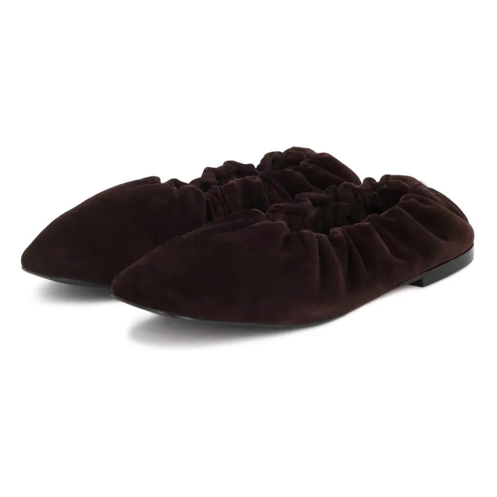 Braune Wildlederballerinas mit elastischem Band und silbernem Monogramm