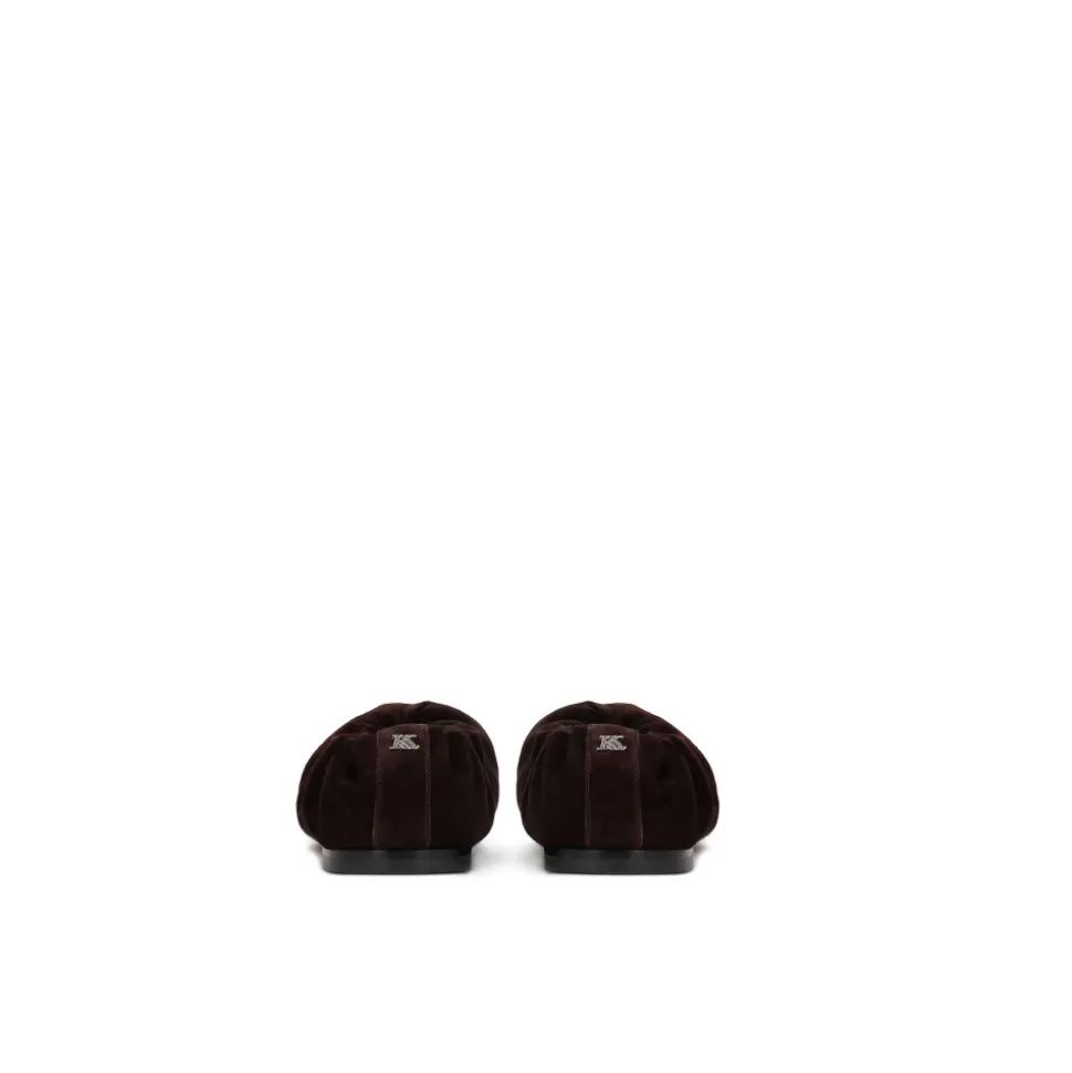 Braune Wildlederballerinas mit elastischem Band und silbernem Monogramm