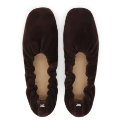 Braune Wildlederballerinas mit elastischem Band und silbernem Monogramm