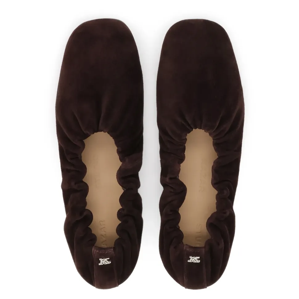 Braune Wildlederballerinas mit elastischem Band und silbernem Monogramm