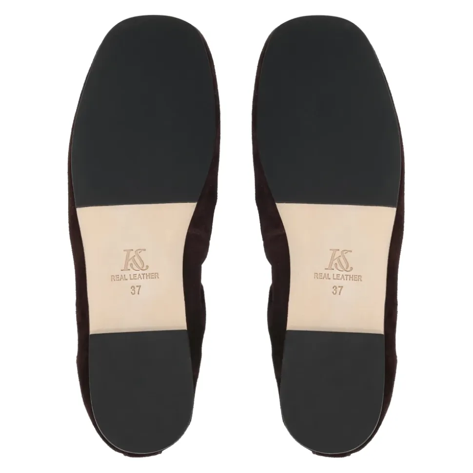 Braune Wildlederballerinas mit elastischem Band und silbernem Monogramm