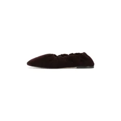 Braune Wildlederballerinas mit elastischem Band und silbernem Monogramm