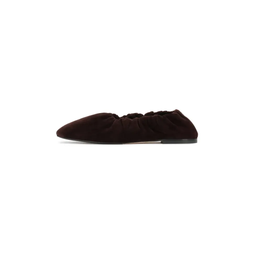 Braune Wildlederballerinas mit elastischem Band und silbernem Monogramm
