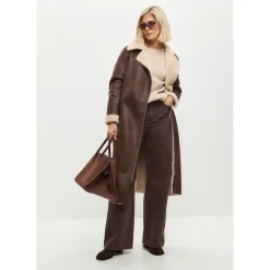 Brauner, wendbarer Shearling-Longmantel in Lederoptik