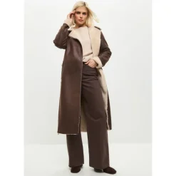 Brauner, wendbarer Shearling-Longmantel in Lederoptik