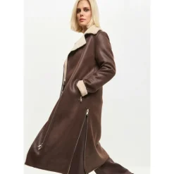 Brauner, wendbarer Shearling-Longmantel in Lederoptik