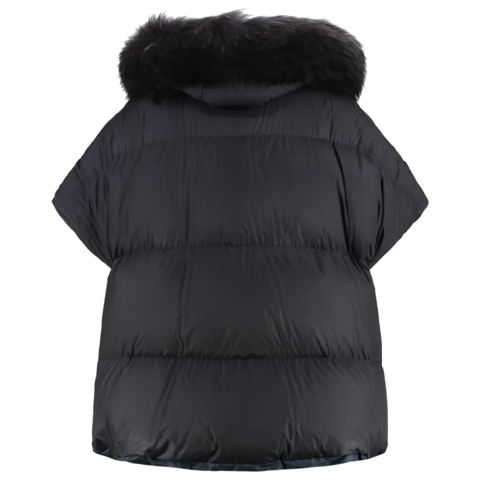 Daunenjacke mit Pelzbesatz an der Kapuze