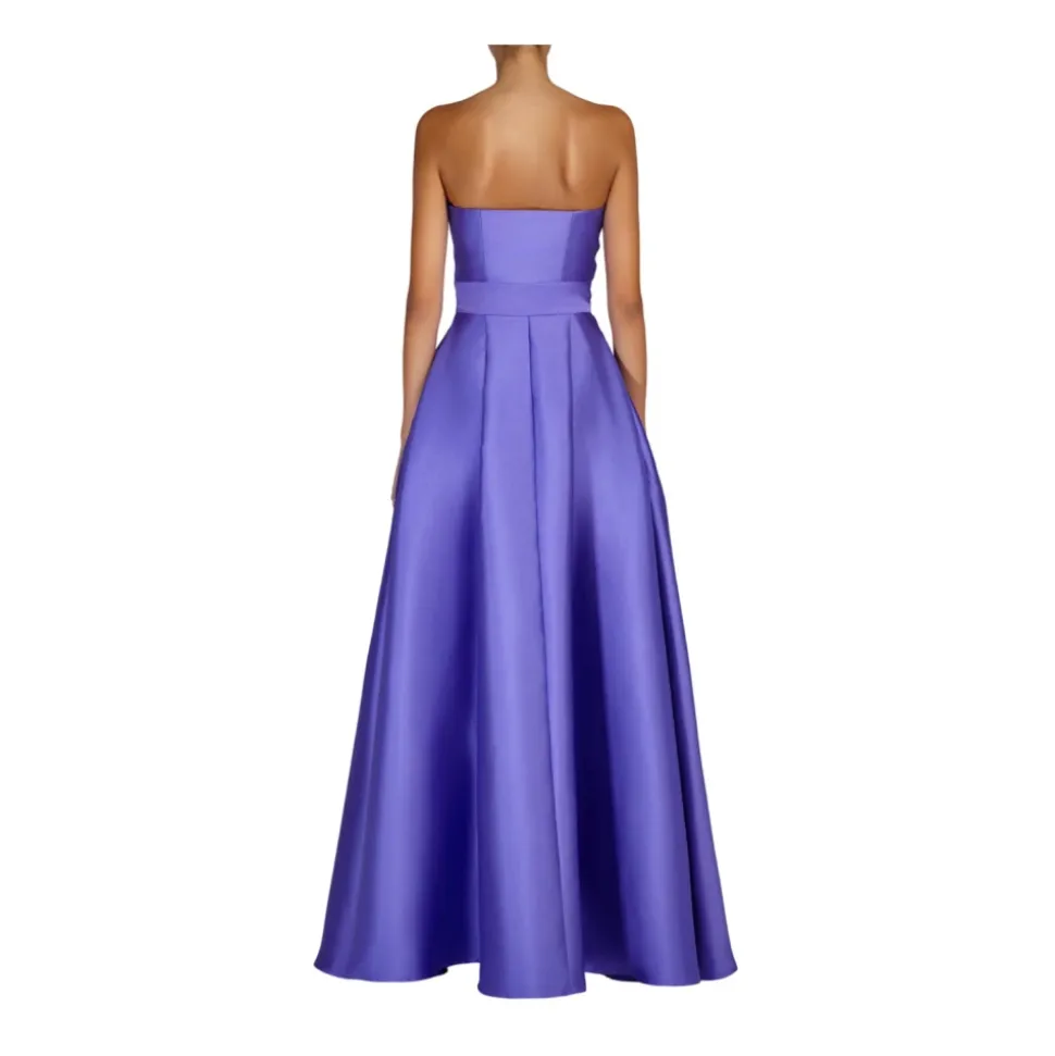 Elegantes Langes Lila Kleid
