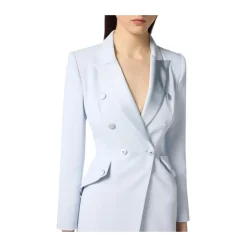 Etui-Kleid aus leichtem Crêpe-Gewebe mit Smoking-Details