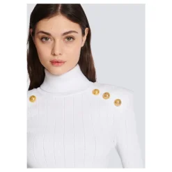 Feinstrickpullover mit goldenen Knöpfen