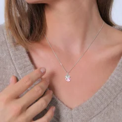 Filigrane Halskette mit Engelsanhänger und rosa Kristallkugel