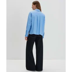 Fließende Satinbluse mit Details