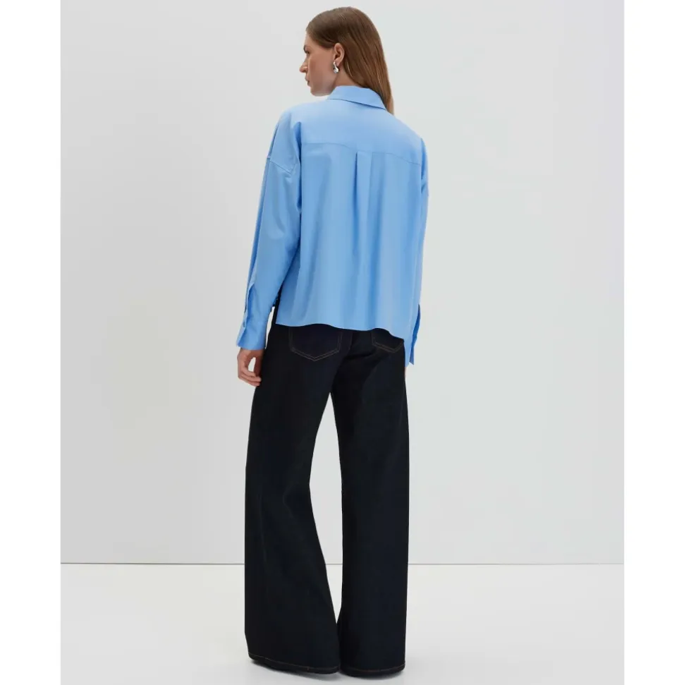Fließende Satinbluse mit Details