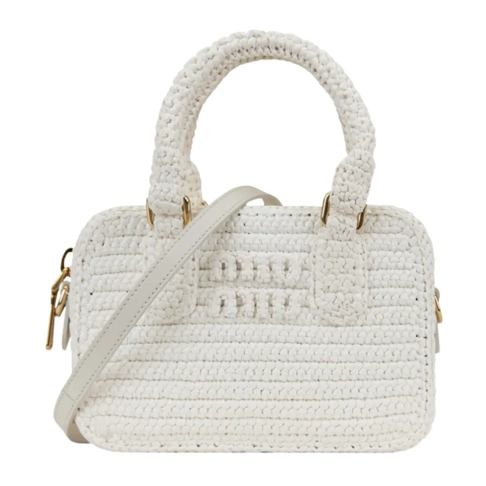 Gehäkelte Schultertasche mit Lederdetails