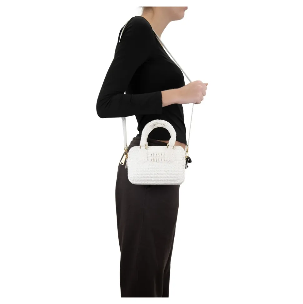 Gehäkelte Schultertasche mit Lederdetails