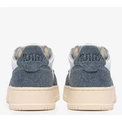 Glitzernde Leder- und Wildledersneaker