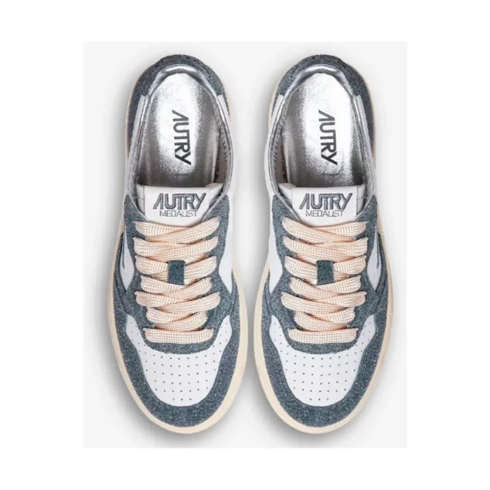 Glitzernde Leder- und Wildledersneaker