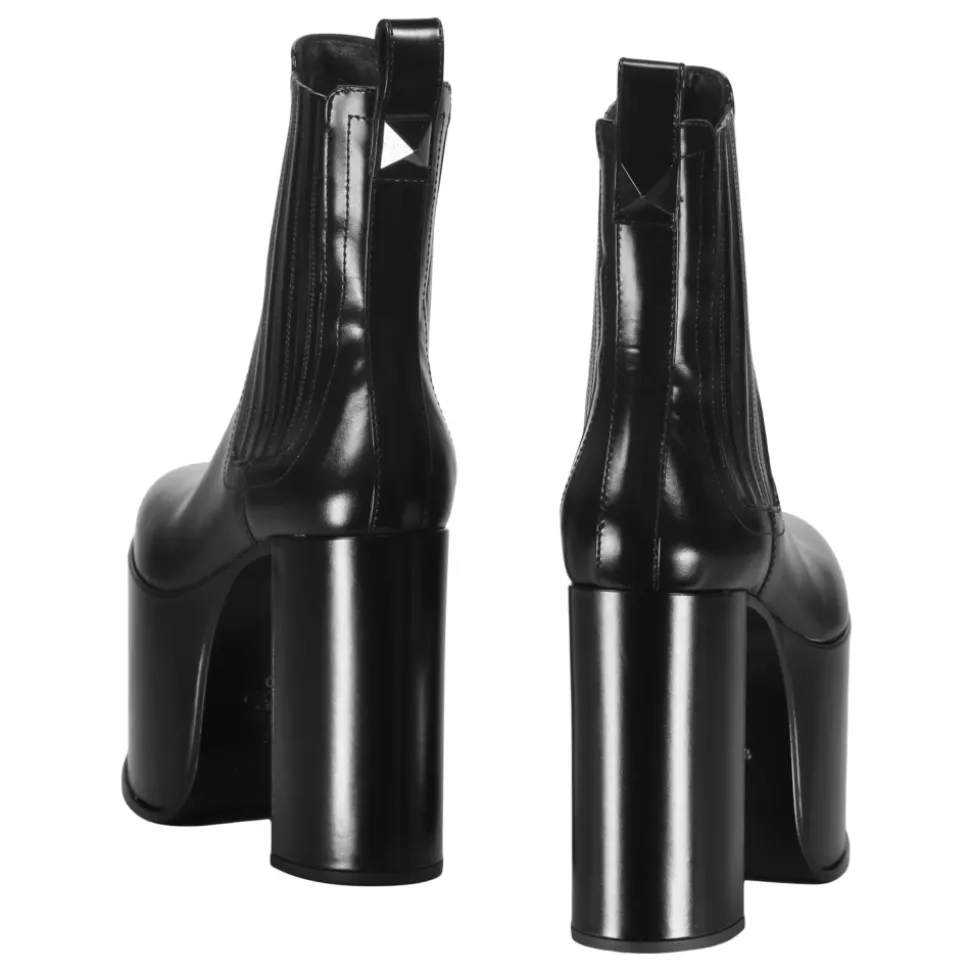 Glänzende schwarze Stiefel mit dicken Sohlen