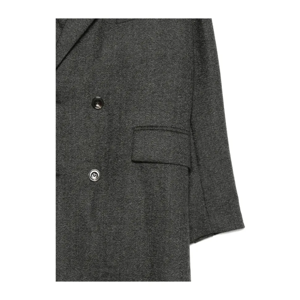 Grauer Mantel mit doppelreihiger Knopfleiste und Taschen