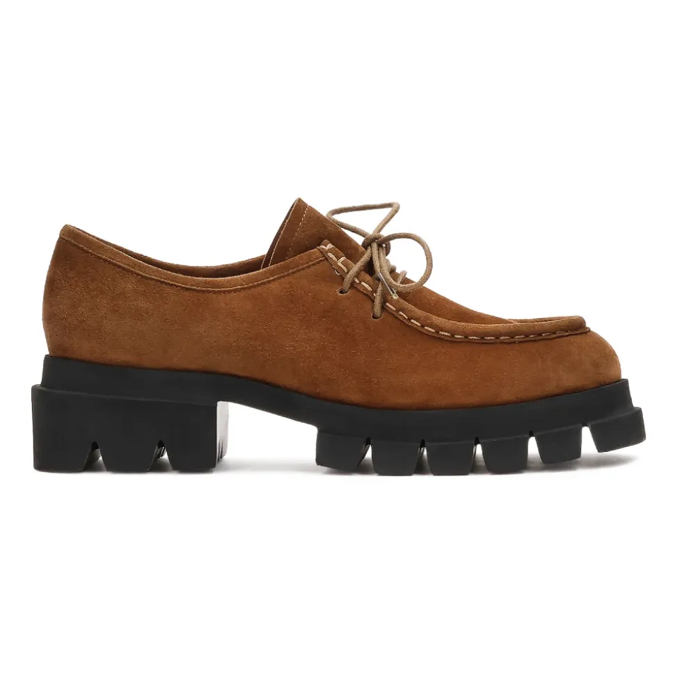 Hellbraune Schuhe mit kontrastierender Sohle