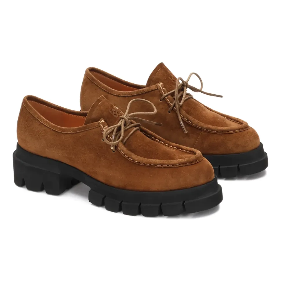Hellbraune Schuhe mit kontrastierender Sohle