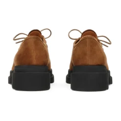 Hellbraune Schuhe mit kontrastierender Sohle