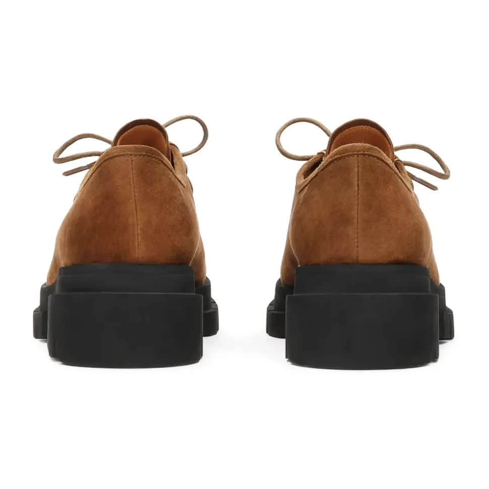Hellbraune Schuhe mit kontrastierender Sohle