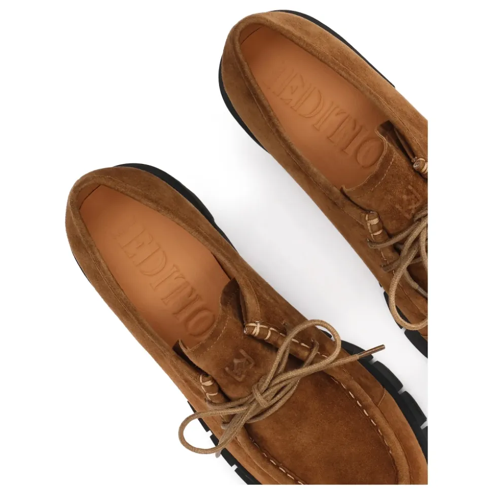 Hellbraune Schuhe mit kontrastierender Sohle