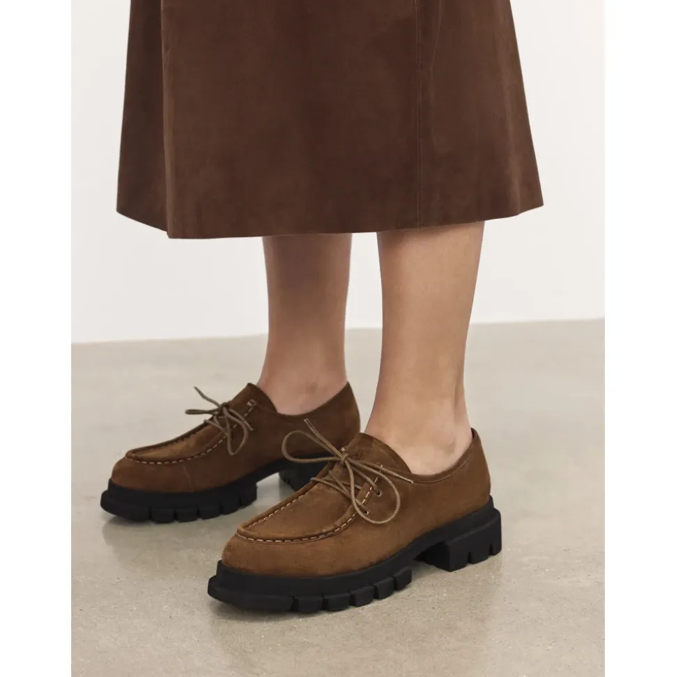 Hellbraune Schuhe mit kontrastierender Sohle