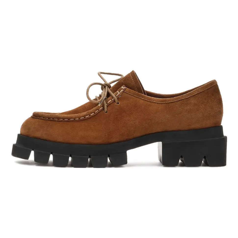 Hellbraune Schuhe mit kontrastierender Sohle