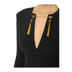 Kleid aus leichtem Crêpe-Stoff mit Schmuckkette