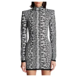 Kurzes Strickkleid mit Schlangenmuster