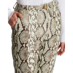 Lederhose im Schlangenleder-Look