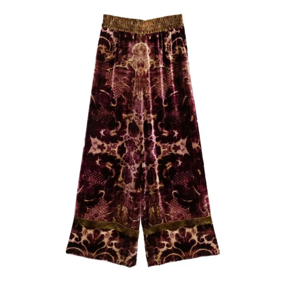 Lila Samthose mit olivgrüner Verzierung