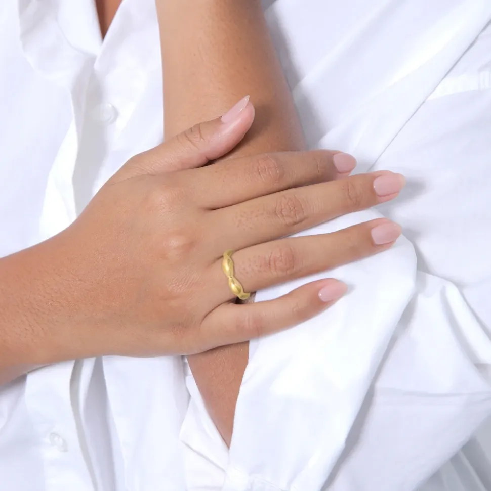 Moderner Ring mit geschwungener Bandform