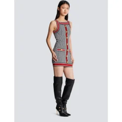Monogramm Strickkleid mit Löwenkopfknöpfen