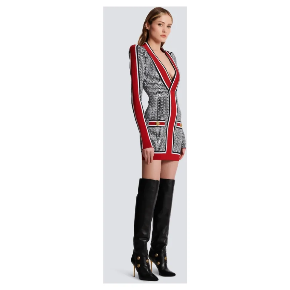 Monogrammiertes, feines Strickkleid