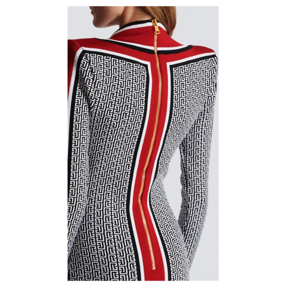 Monogrammiertes, feines Strickkleid