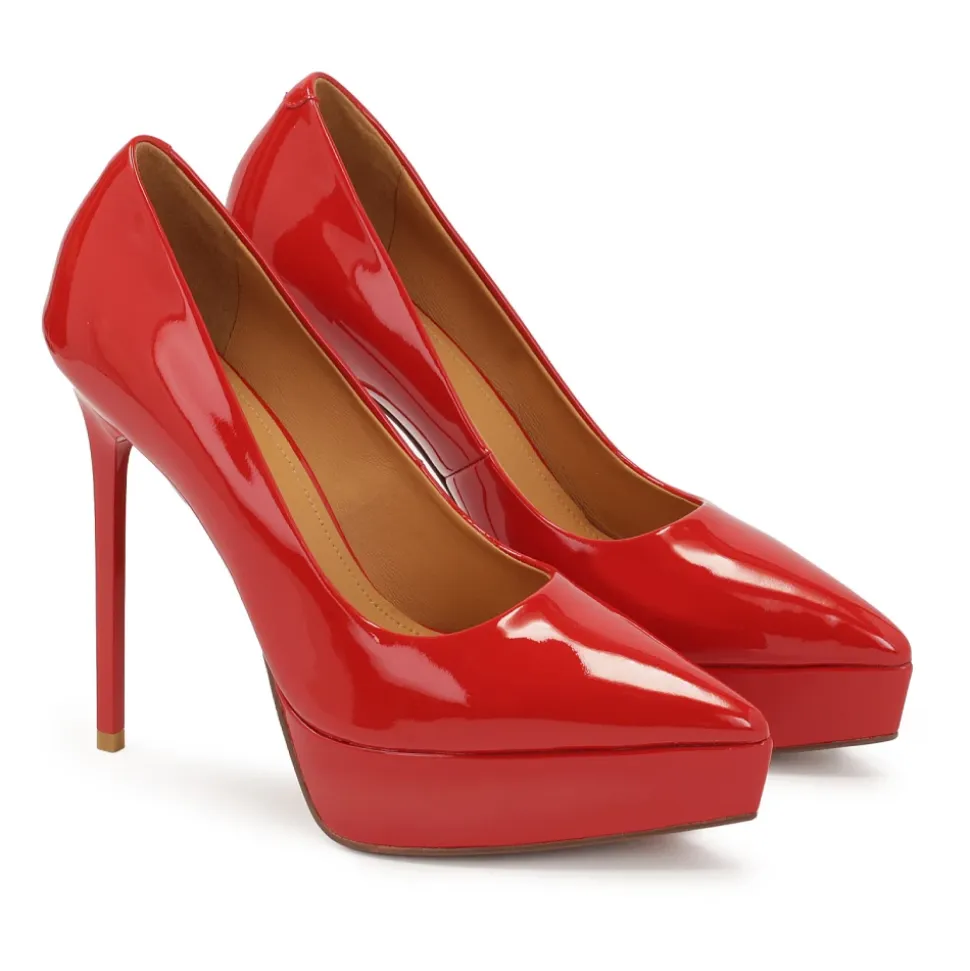 Rote lackierte Plateaupumps