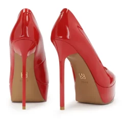 Rote lackierte Plateaupumps